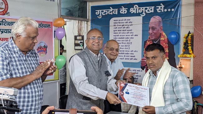 सम्मानित करते सम्मानित करते