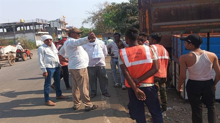 खरगोनः टेमला रोड से नवग्रह मंदिर तक हटाया गया अतिक्रमण खरगोनः टेमला रोड से नवग्रह मंदिर तक हटाया गया अतिक्रमण