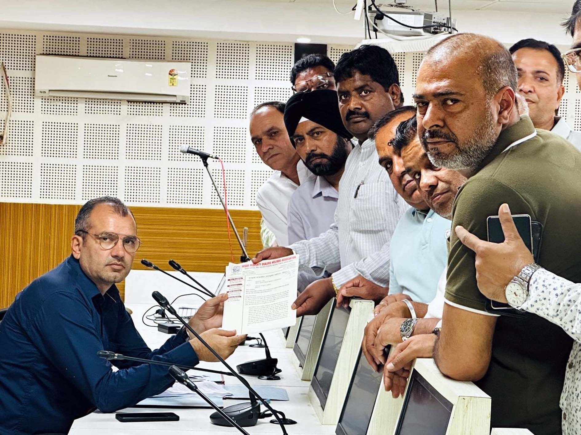 ज्ञापन सौंपते प्रॉपर्टी डीलर एसोसिएशन का प्रतिनिधिमंडल। ज्ञापन सौंपते प्रॉपर्टी डीलर एसोसिएशन का प्रतिनिधिमंडल।