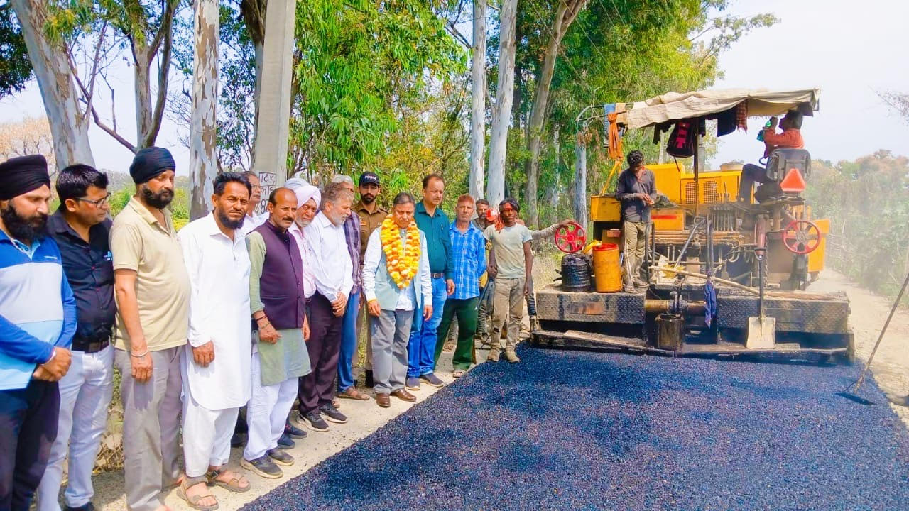 Kathua MLA started the work of laying tarcoal a cost of 27 lakhs Kathua MLA started the work of laying tarcoal a cost of 27 lakhs