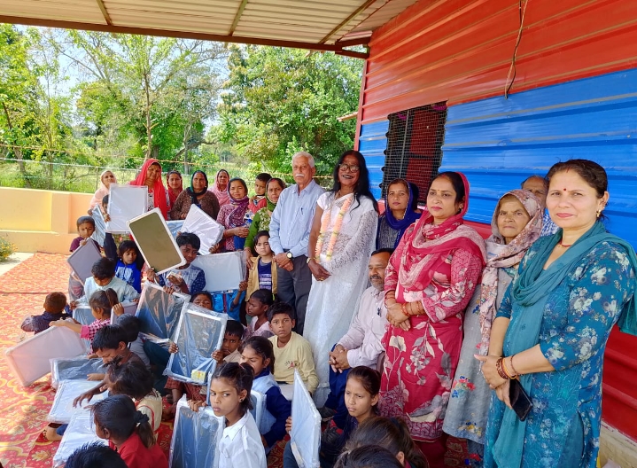 मदद करते हुए। मदद करते हुए।