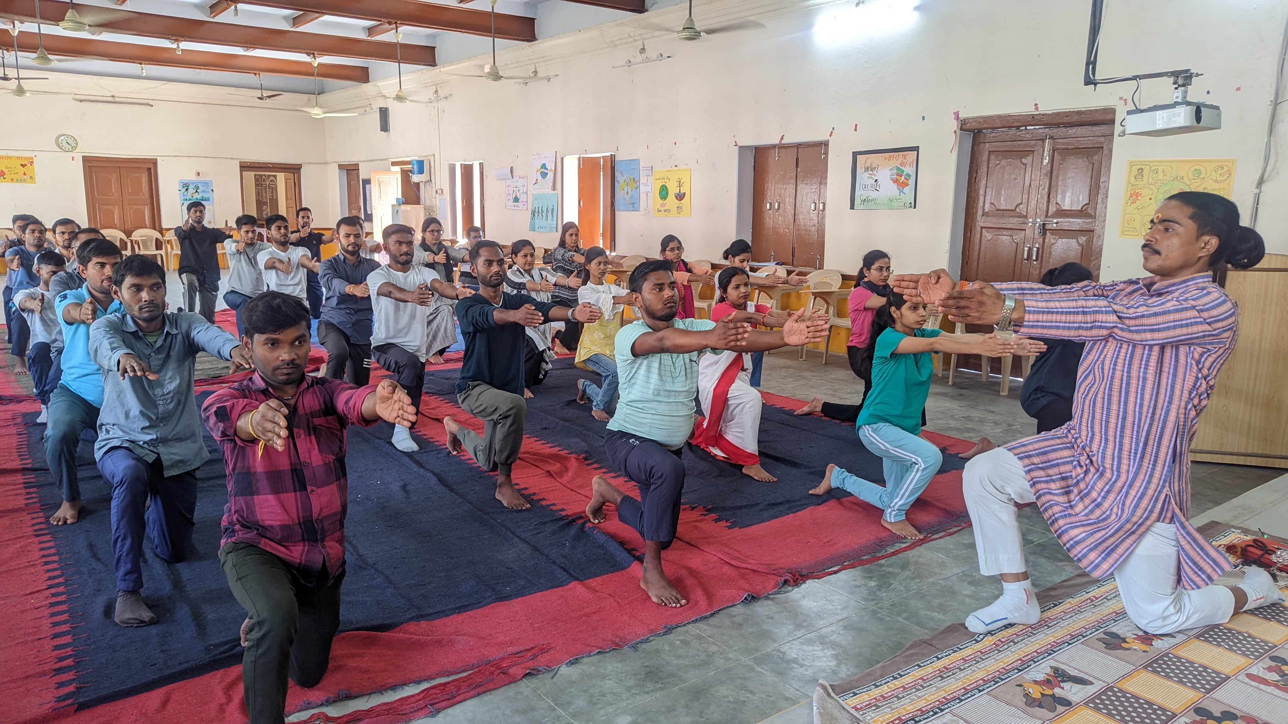 योगासन का अभ्यास कराते योग गुरु योगी ज्वाला सिंह। योगासन का अभ्यास कराते योग गुरु योगी ज्वाला सिंह।