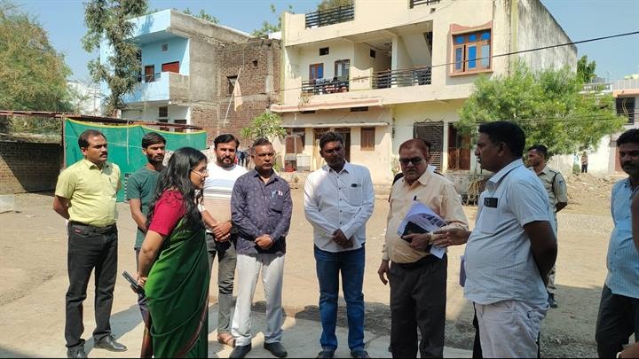 खरगोनः कलेक्टर ने गली-गली घूमकर झिरन्या की नल जल योजना का किया निरीक्षण खरगोनः कलेक्टर ने गली-गली घूमकर झिरन्या की नल जल योजना का किया निरीक्षण