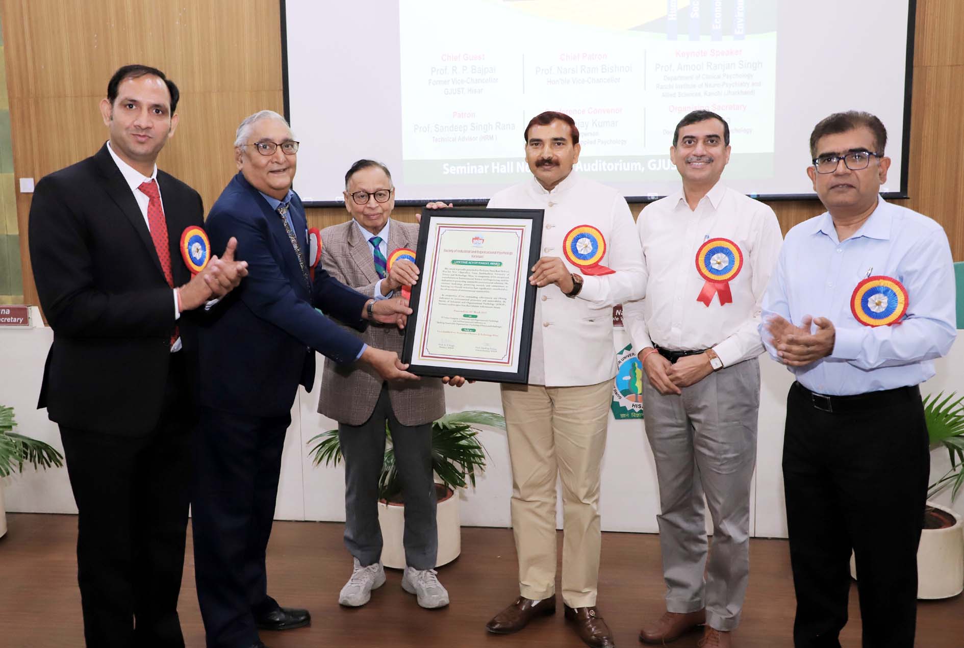 कुलपति प्रो. नरसी राम बिश्नोई को लाइफटाइम अचीवमेंट अवार्ड से सम्मानित करते मुख्य अतिथि। कुलपति प्रो. नरसी राम बिश्नोई को लाइफटाइम अचीवमेंट अवार्ड से सम्मानित करते मुख्य अतिथि।