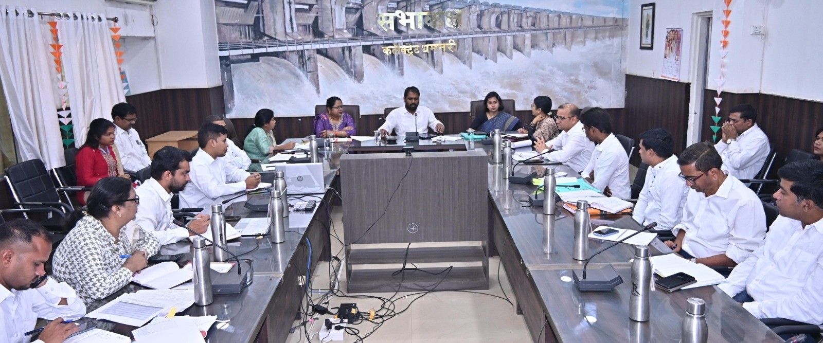 समय-सीमा की बैठक लेते हुए कलेक्टर अबिनाश मिश्रा। समय-सीमा की बैठक लेते हुए कलेक्टर अबिनाश मिश्रा।