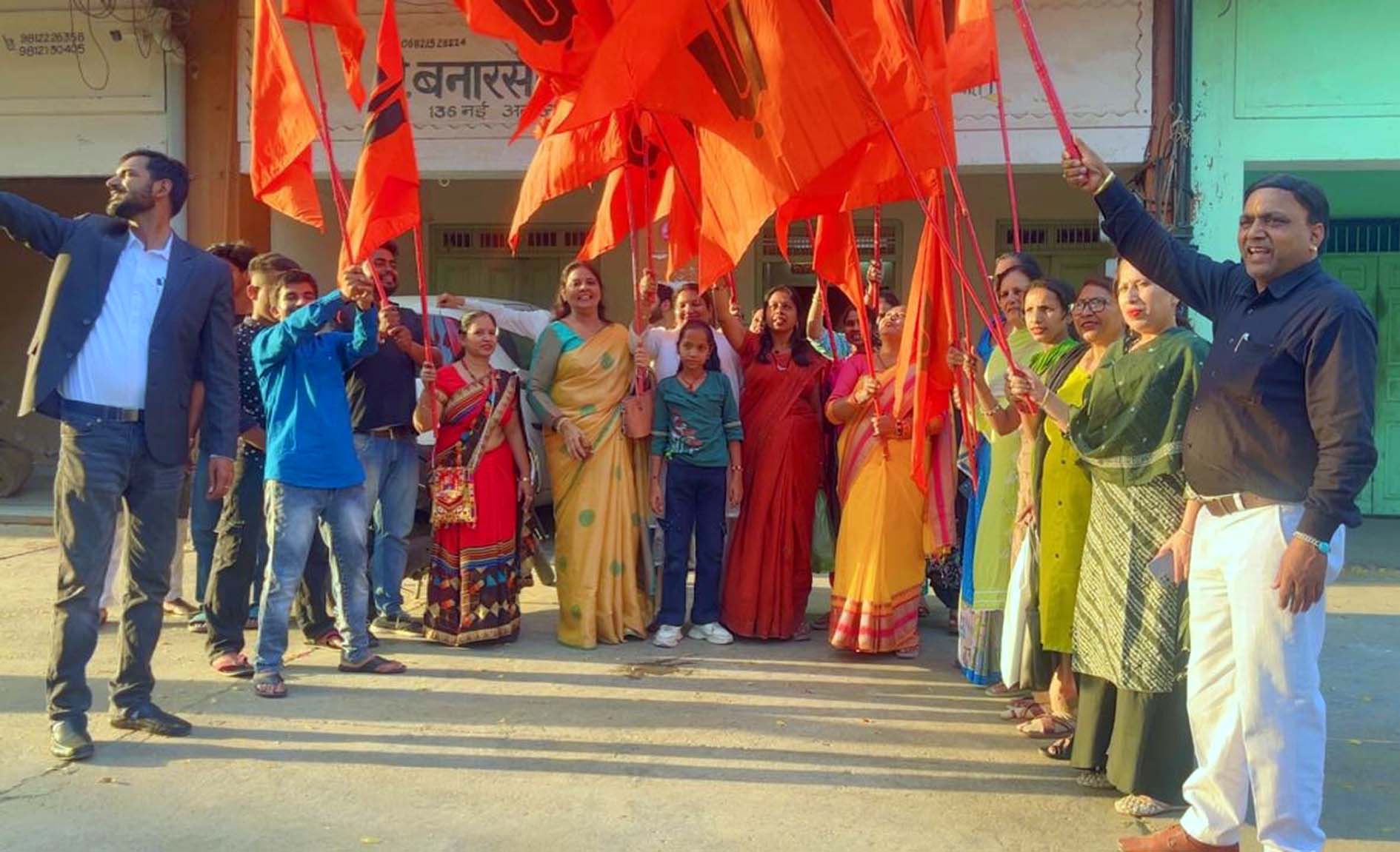 हिन्दू नववर्ष महोत्सव के लिए भगवा ध्वजाओं का लोकार्पण करते पदाधिकारी व कार्यकर्ता। हिन्दू नववर्ष महोत्सव के लिए भगवा ध्वजाओं का लोकार्पण करते पदाधिकारी व कार्यकर्ता।