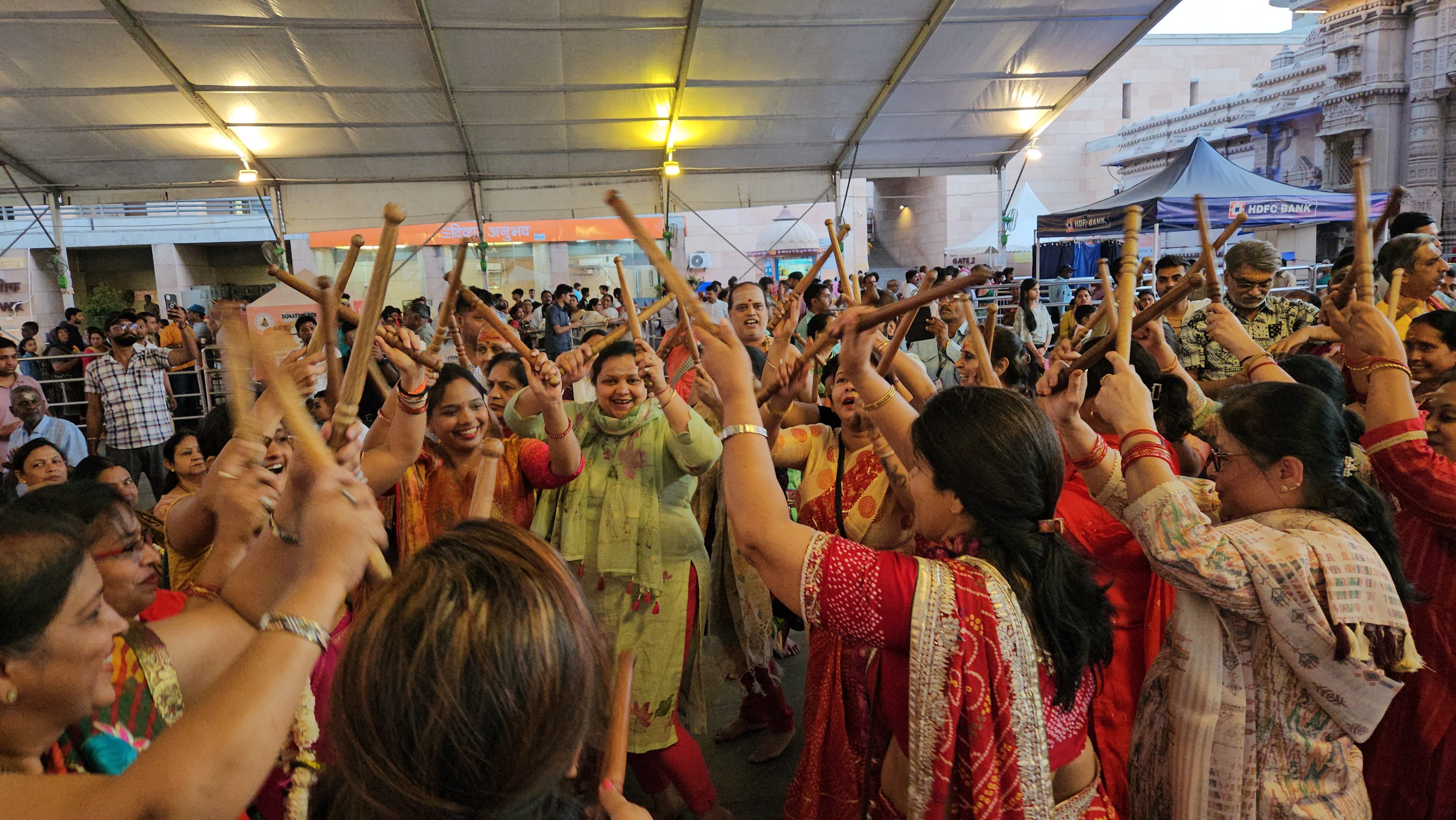 विश्वनाथ धाम में महादेव एवं माता पार्वती के विवाह का संगीतमय नाट्य मंचन विश्वनाथ धाम में महादेव एवं माता पार्वती के विवाह का संगीतमय नाट्य मंचन