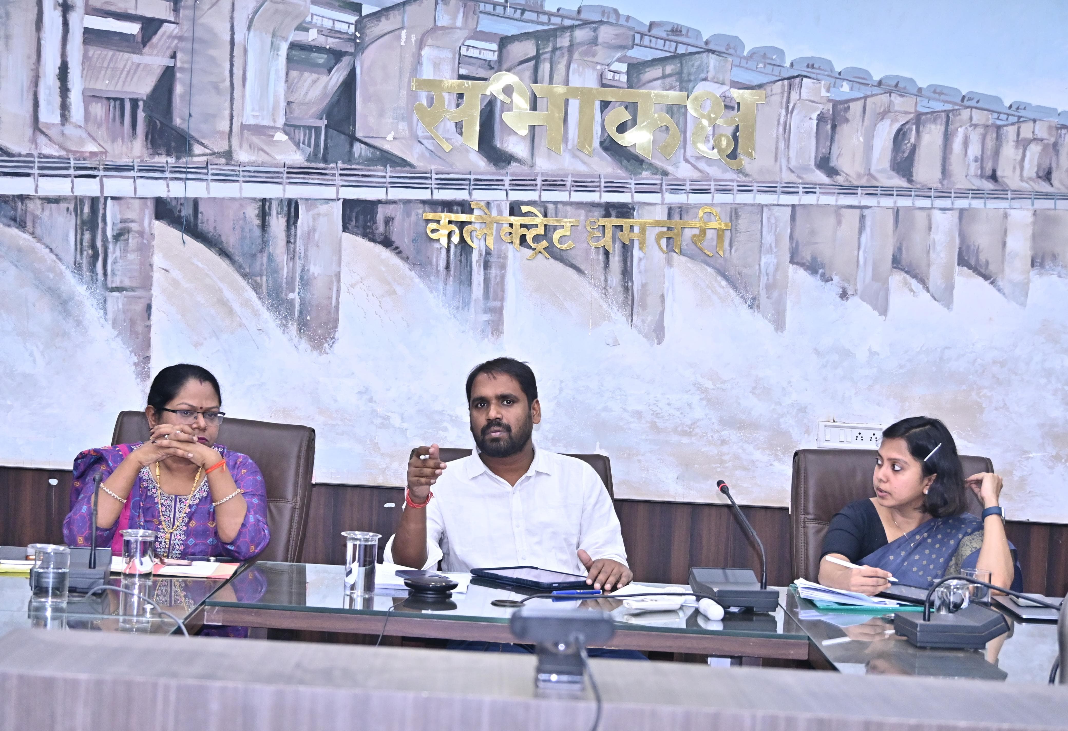 बैठक को संबोधित करते हुए कलेक्टर अबिनाश मिश्रा। बैठक को संबोधित करते हुए कलेक्टर अबिनाश मिश्रा।