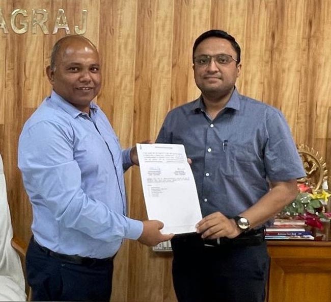 पदभार ग्रहण करते पदभार ग्रहण करते