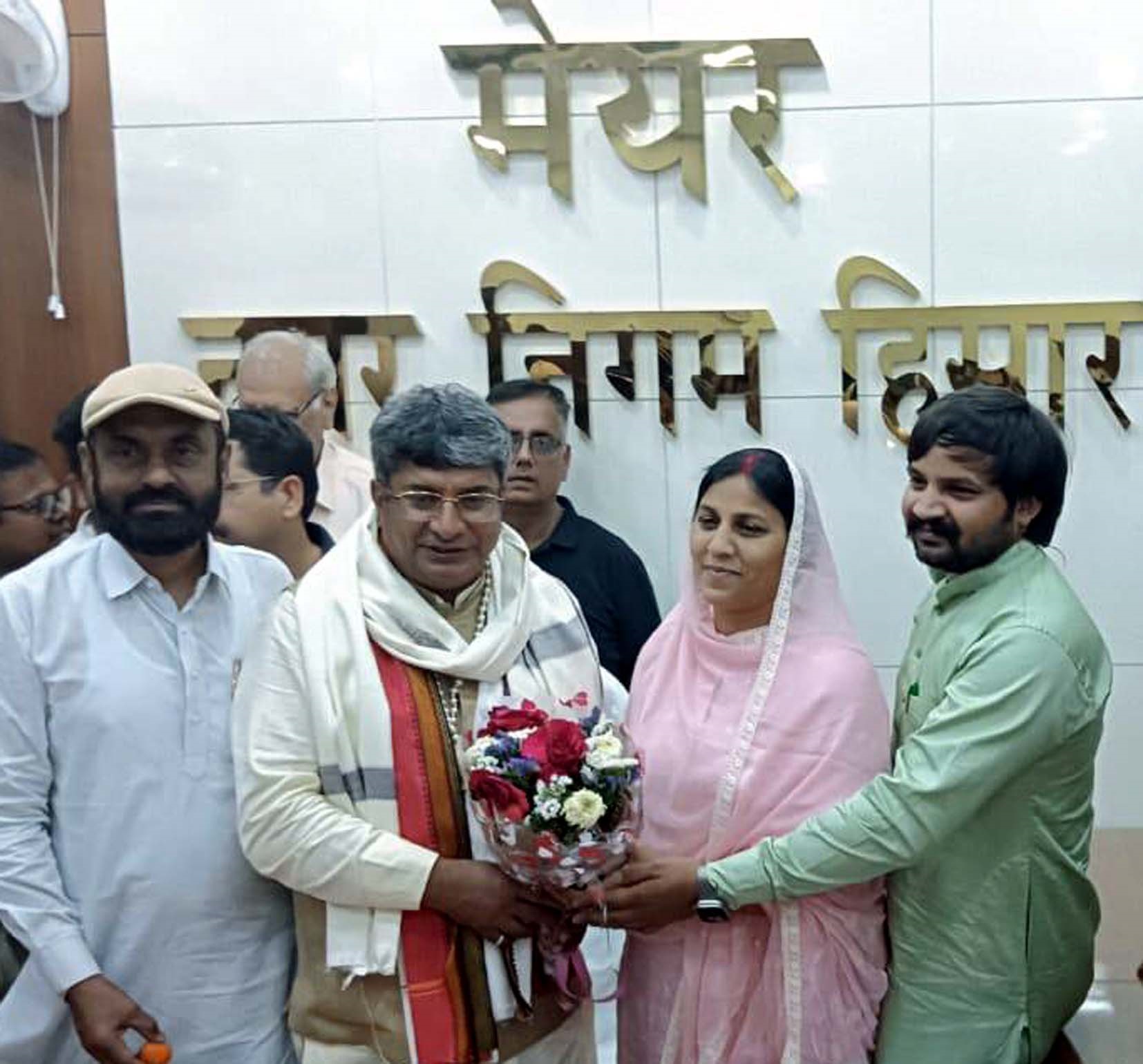 मेयर प्रवीण पोपली को शुभकामनाएं देते जिला अध्यक्ष डॉ. आशा खेदड़। मेयर प्रवीण पोपली को शुभकामनाएं देते जिला अध्यक्ष डॉ. आशा खेदड़।