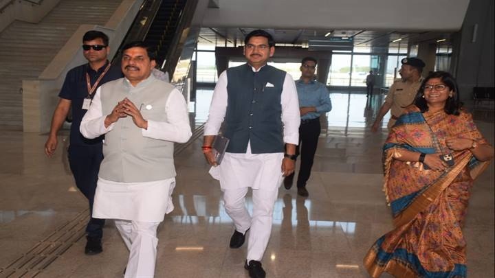 ग्वालियरः मुख्यमंत्री डॉ. मोहन यादव विमानतल पर जनप्रतिनिधियों ने किया आत्मीय स्वागत ग्वालियरः मुख्यमंत्री डॉ. मोहन यादव विमानतल पर जनप्रतिनिधियों ने किया आत्मीय स्वागत