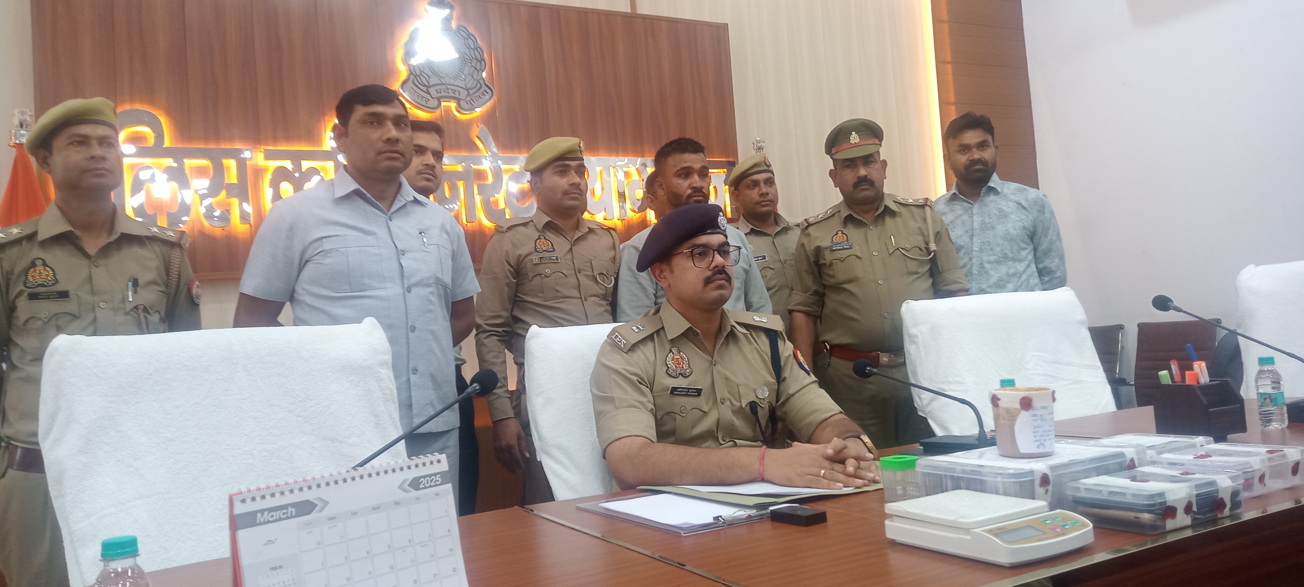 गिरफ्तार तस्कर का छाया चित्र गिरफ्तार तस्कर का छाया चित्र