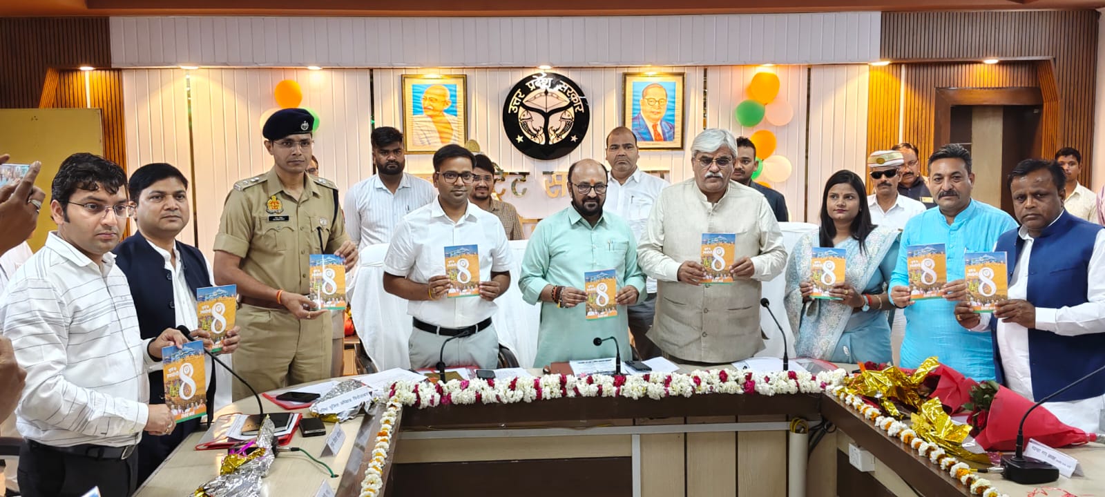 पुस्तक का विमोचन करते कैबिनेट मंत्री योगेंद्र उपाध्याय पुस्तक का विमोचन करते कैबिनेट मंत्री योगेंद्र उपाध्याय
