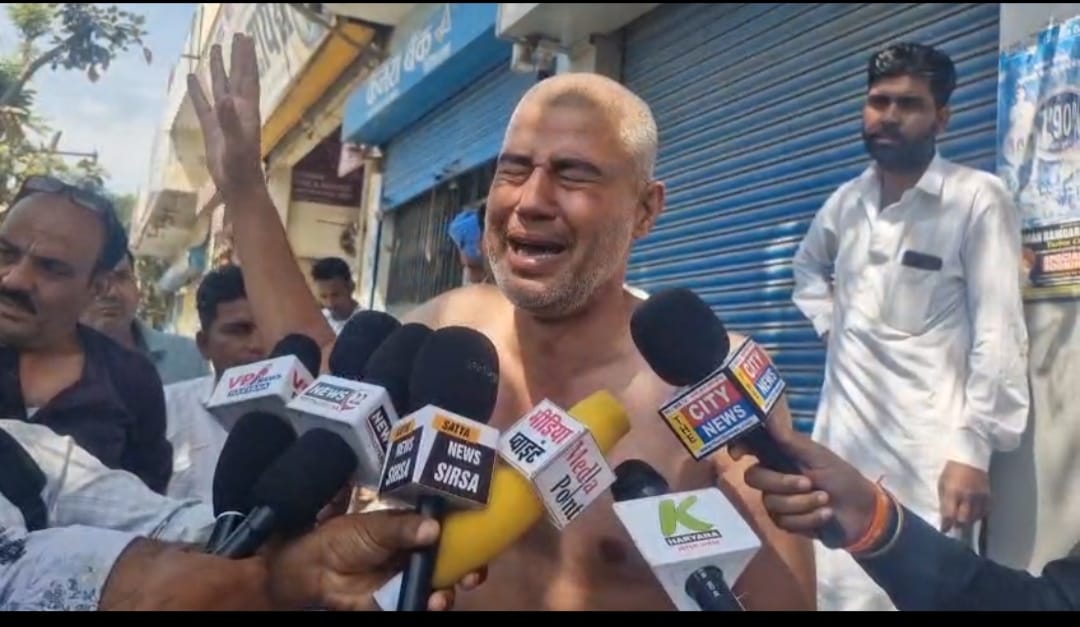 बैंक के बाहर अर्धनग्न प्रदर्शन कर रहा किसान मीडिया से बातचीत करता। बैंक के बाहर अर्धनग्न प्रदर्शन कर रहा किसान मीडिया से बातचीत करता।
