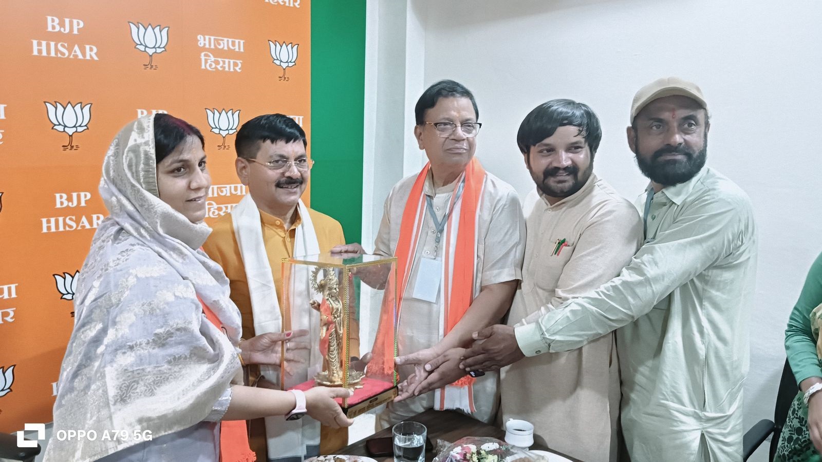 बैठक में पहुंचने पर प्रदेश संगठन मंत्री फणीन्द्रनाथ शर्मा का स्वागत करते जिला अध्यक्ष डॉ. आशा खेदड़ व अन्य पदाधिकारी। बैठक में पहुंचने पर प्रदेश संगठन मंत्री फणीन्द्रनाथ शर्मा का स्वागत करते जिला अध्यक्ष डॉ. आशा खेदड़ व अन्य पदाधिकारी।