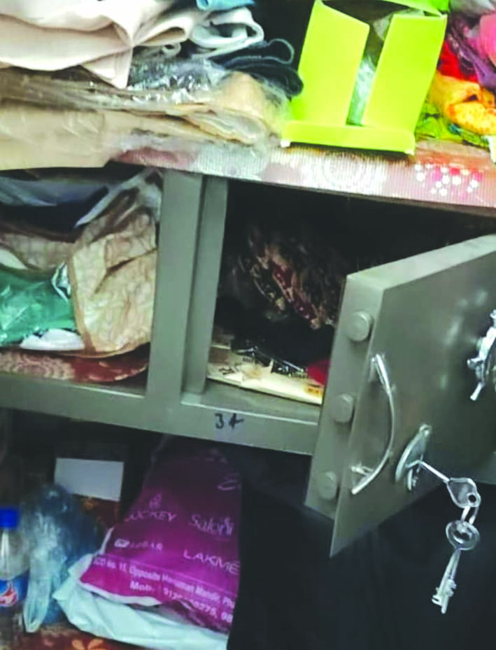 अलमारी का बिखरा सामान अलमारी का बिखरा सामान