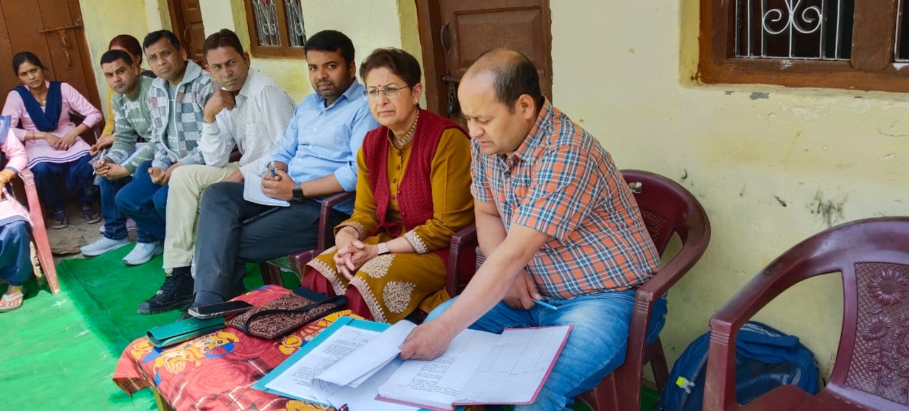 सरकार जनता के द्वार में अधिकारियों को बताई समस्याएं सरकार जनता के द्वार में अधिकारियों को बताई समस्याएं