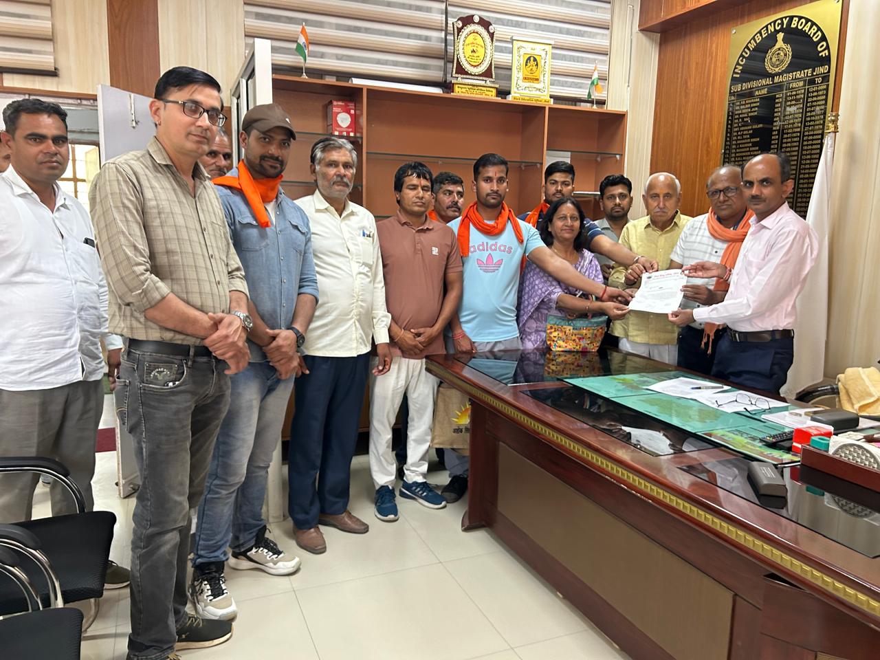 मांगों को लेकर एसडीएम को ज्ञापन सौंपते कार्यकर्ता। मांगों को लेकर एसडीएम को ज्ञापन सौंपते कार्यकर्ता।