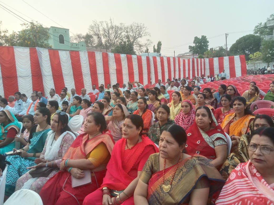 नूतन स्कूल में आयोजित कार्यक्रम में उपस्थित महिलाएं। नूतन स्कूल में आयोजित कार्यक्रम में उपस्थित महिलाएं।
