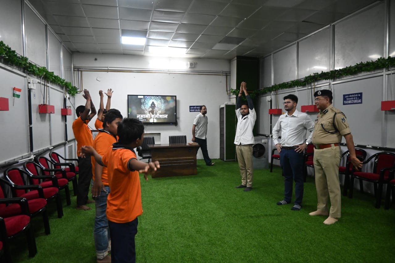 कलेक्टर दीपक सोनी एवं वरिष्ठ पुलिस अधीक्षक विजय अग्रवाल नवीन क़ृषि उपज मण्डी परिसर मे संचालित मनोविकास केंद्र का जायजा लेते हुए कलेक्टर दीपक सोनी एवं वरिष्ठ पुलिस अधीक्षक विजय अग्रवाल नवीन क़ृषि उपज मण्डी परिसर मे संचालित मनोविकास केंद्र का जायजा लेते हुए