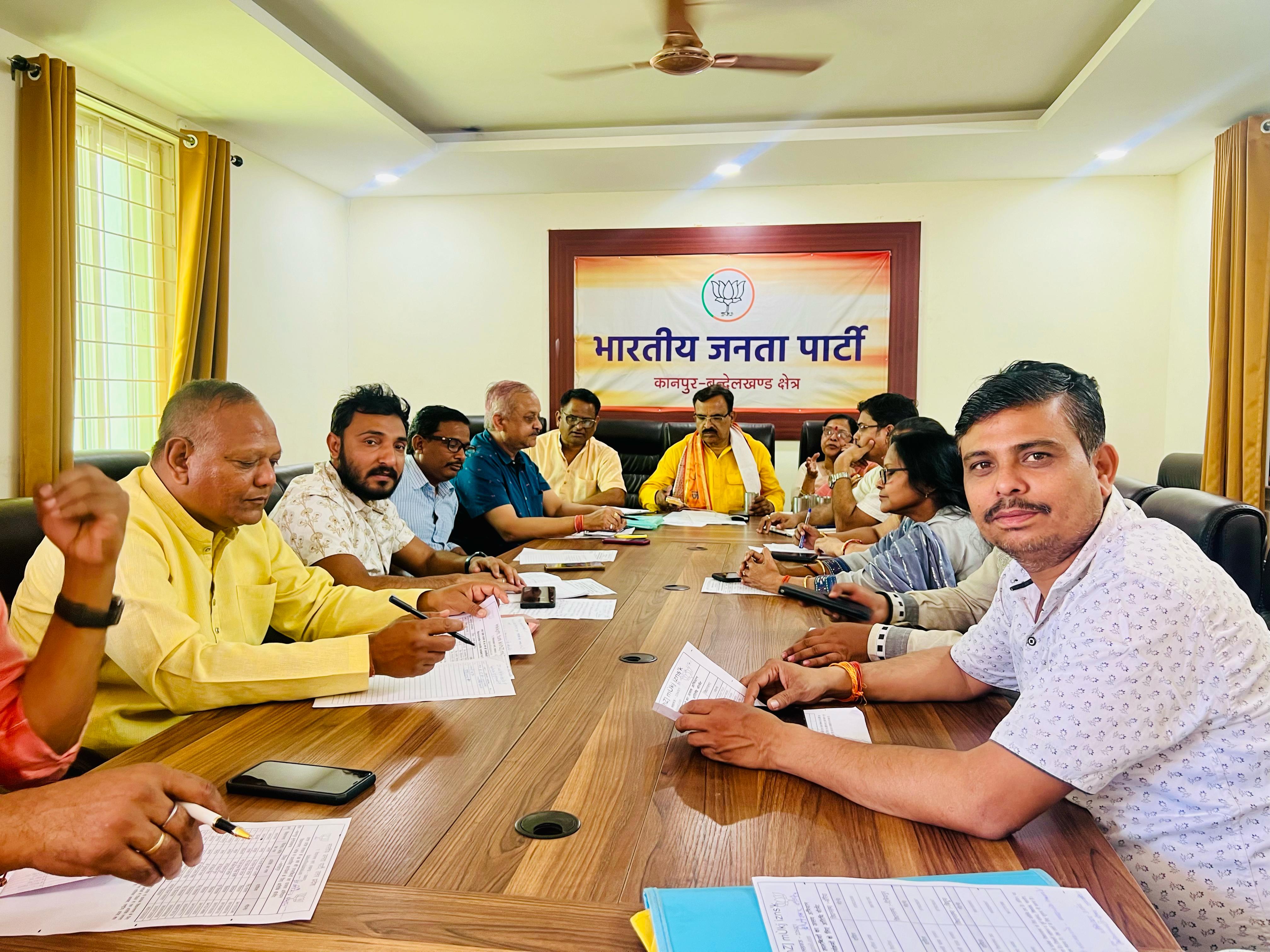 बैठक में जानकारी देते प्रकाश पाल बैठक में जानकारी देते प्रकाश पाल