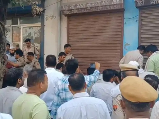 कार्रवाई के दौरान मौजूद दुकानदार। कार्रवाई के दौरान मौजूद दुकानदार।