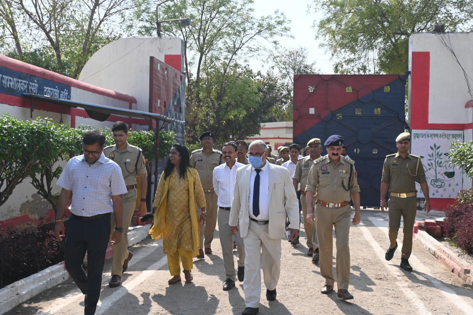 निरीक्षण करते जिला जज, डीएम, एसएसपी आदि निरीक्षण करते जिला जज, डीएम, एसएसपी आदि
