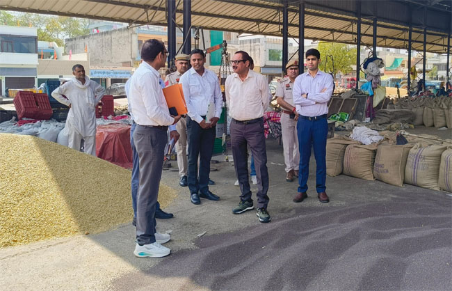रेवाड़ी अनाज मंडी की व्यवस्थाओं का जायजा लेते हुए गुरुग्राम मंडल आयुक्त रमेश चंद्र बिधान। रेवाड़ी अनाज मंडी की व्यवस्थाओं का जायजा लेते हुए गुरुग्राम मंडल आयुक्त रमेश चंद्र बिधान।