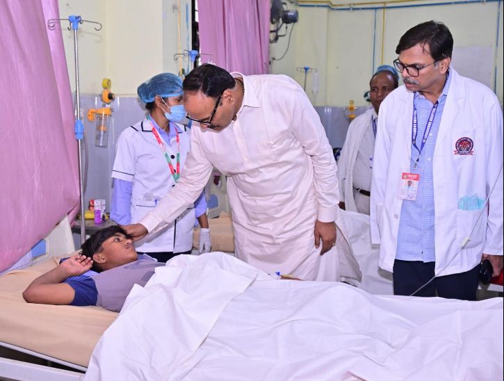 बच्चे का हालचाल पूछते ब्रजेश पाठक