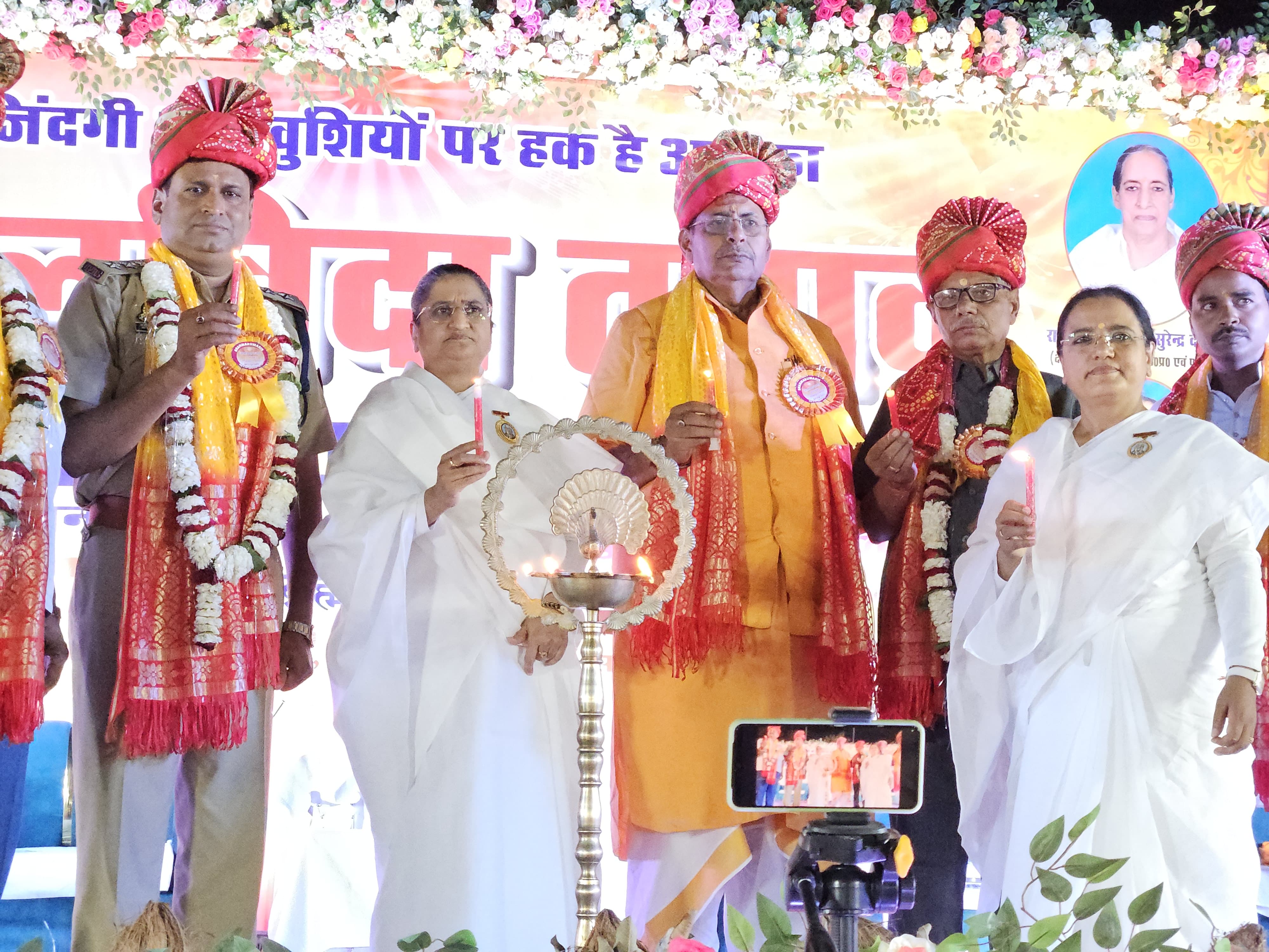 दीप प्रज्वलित कर कार्यक्रम का शुभारंभ करती पूनम दीदी व अन्य अतिथि।