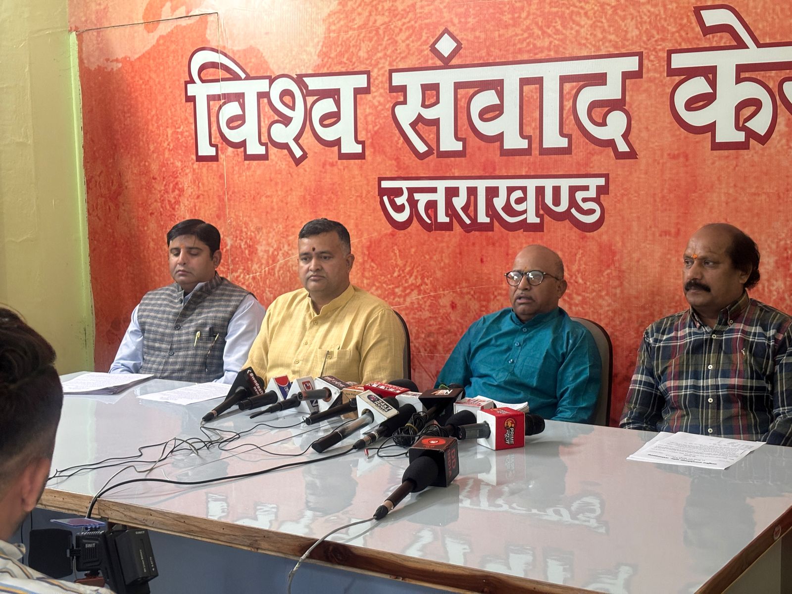 पत्रकारों से वार्ता करते दिनेश सेमवाल पत्रकारों से वार्ता करते दिनेश सेमवाल