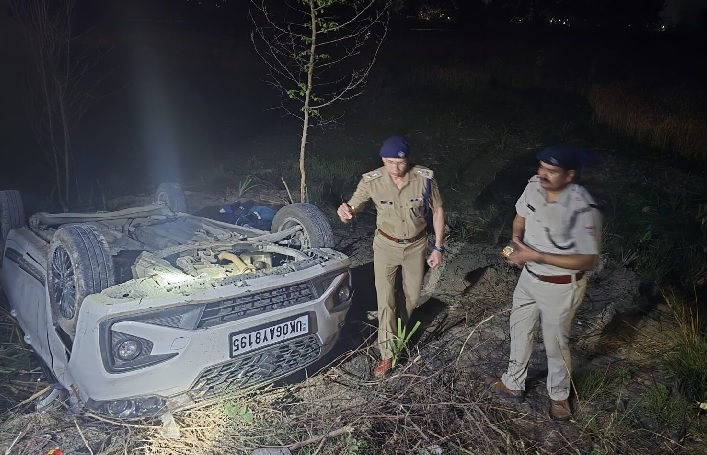 यह वही वाहन है, जिससे सरबजीत को उधम सिंह नगर की पुलिस पंजाब से गिरफ्तार कर ला रही थी। यह वाहन काशीपुर में केवीआर हॉस्पिटल के पास हाइवे कोतवाली क्षेत्र में पलट गया। इसका फायदा उठाकर सरबजीत ने भागने की कोशिश की। यह वही वाहन है, जिससे सरबजीत को उधम सिंह नगर की पुलिस पंजाब से गिरफ्तार कर ला रही थी। यह वाहन काशीपुर में केवीआर हॉस्पिटल के पास हाइवे कोतवाली क्षेत्र में पलट गया। इसका फायदा उठाकर सरबजीत ने भागने की कोशिश की।