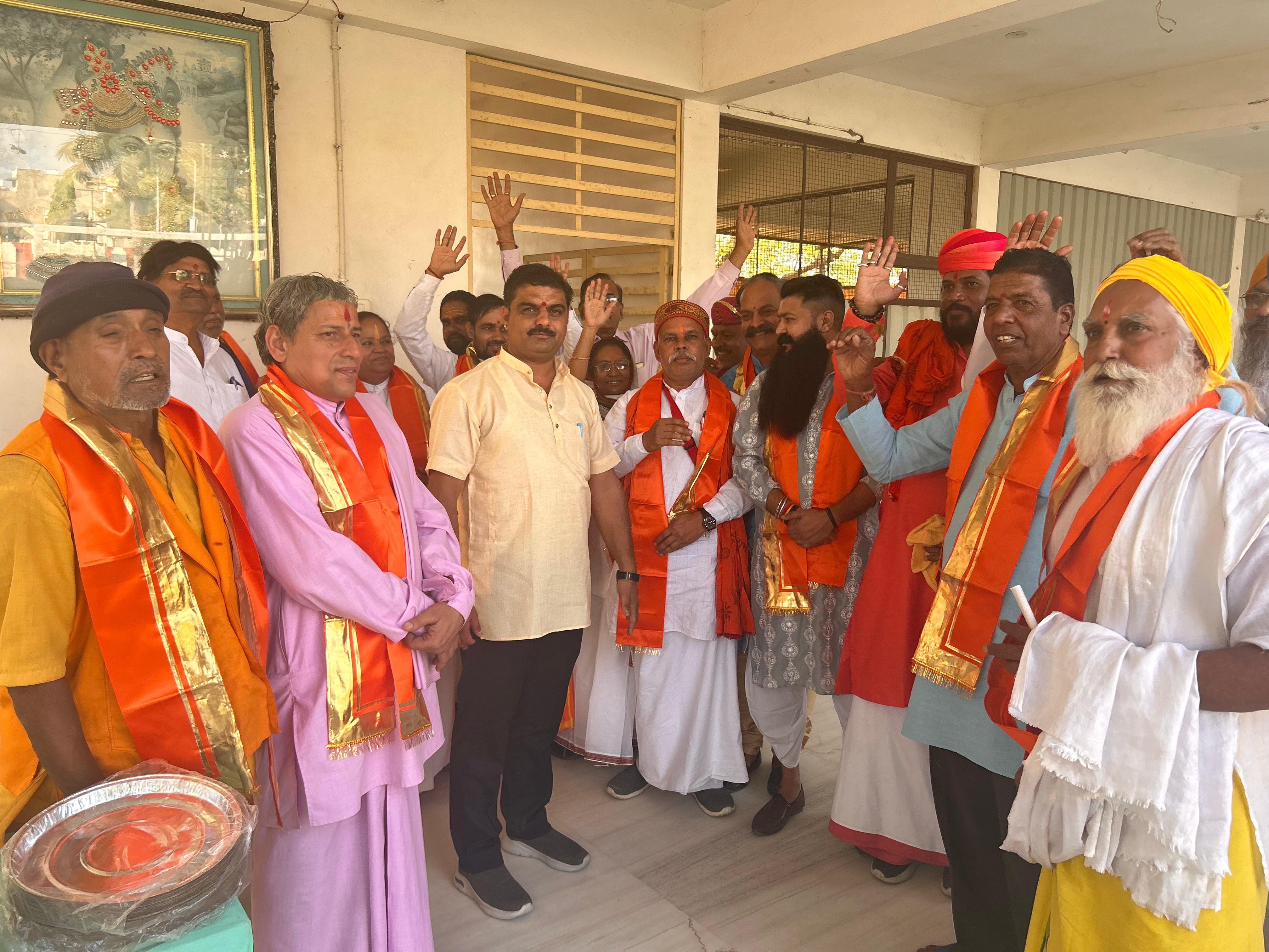 भारतीय नववर्ष : शोभायात्रा मार्ग में बांटे पीले चावल, उत्सव में पधारने का सानुरोध निमंत्रण भारतीय नववर्ष : शोभायात्रा मार्ग में बांटे पीले चावल, उत्सव में पधारने का सानुरोध निमंत्रण