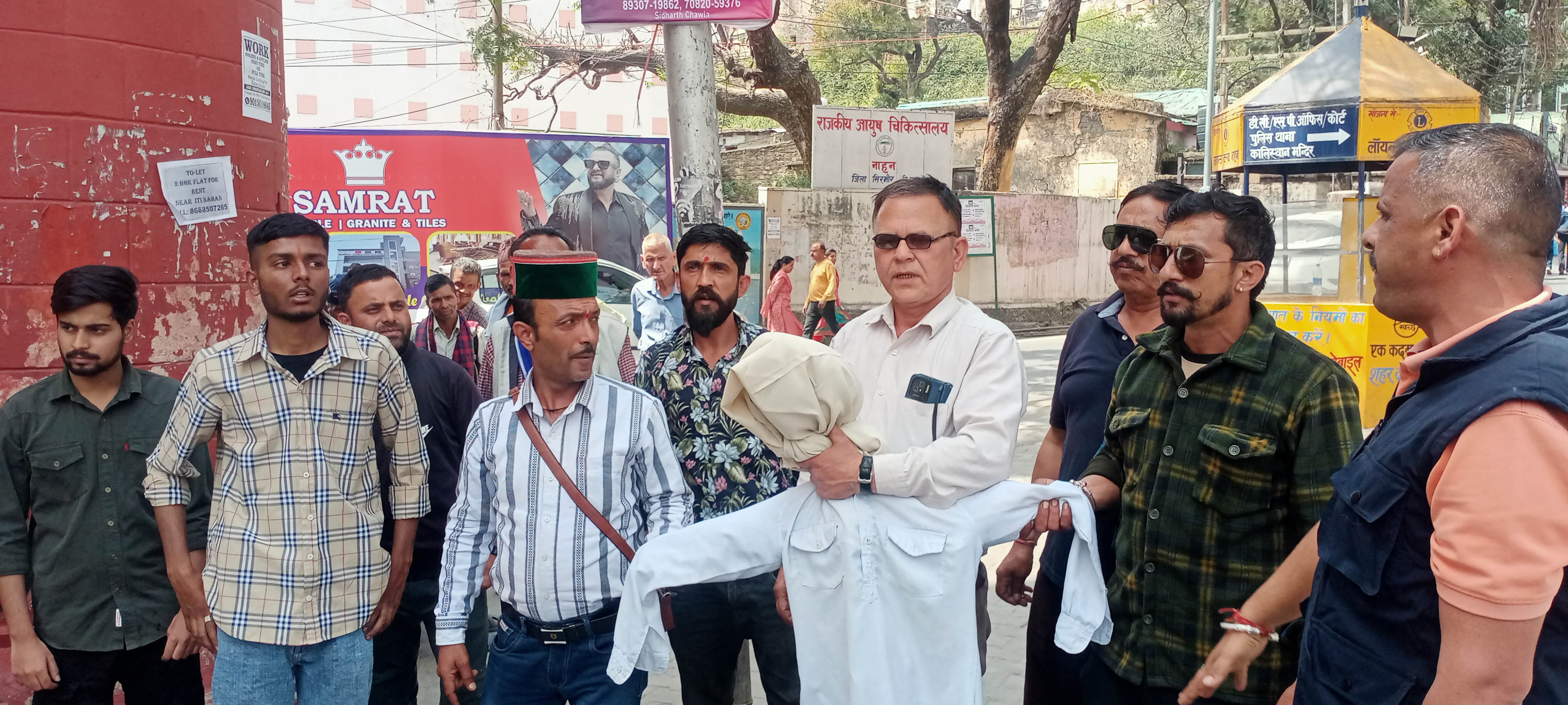 देवभूमि पार्टी के लोग नाहन में प्रदर्शन करते हुए देवभूमि पार्टी के लोग नाहन में प्रदर्शन करते हुए