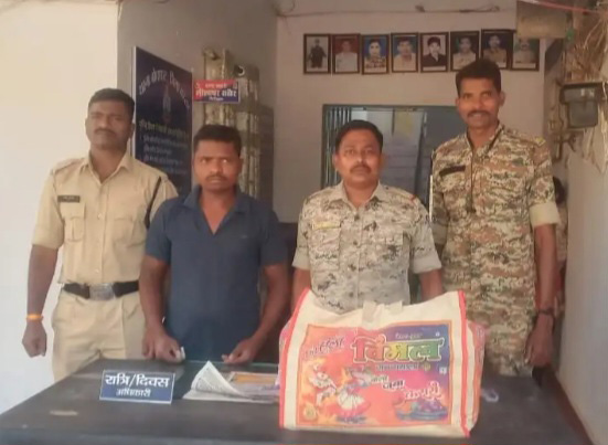 गांजा के साथ एक आराेपित गिरफ्तार गांजा के साथ एक आराेपित गिरफ्तार