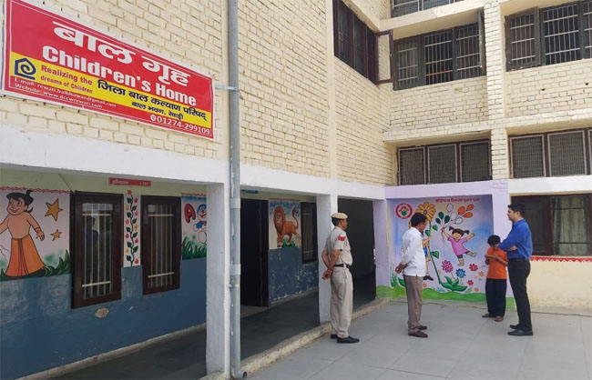 बाल गृह आस्था कुंज का निरीक्षण करते मुख्य दंडाधिकारी अमित वर्मा। बाल गृह आस्था कुंज का निरीक्षण करते मुख्य दंडाधिकारी अमित वर्मा।