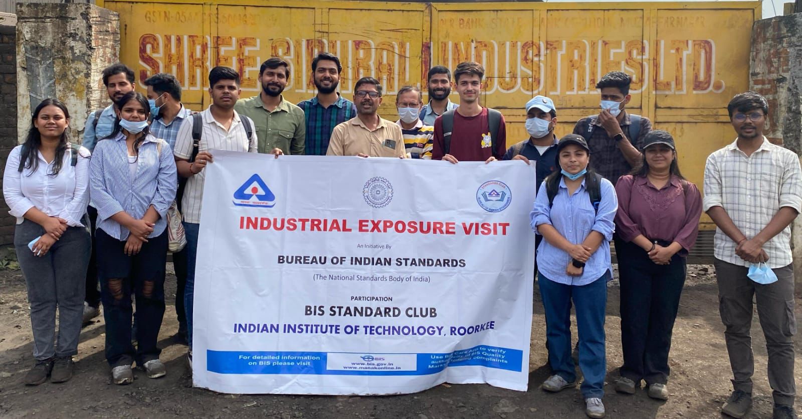 आईआईटी के छात्र औद्योगिक भ्रमण पर आईआईटी के छात्र औद्योगिक भ्रमण पर