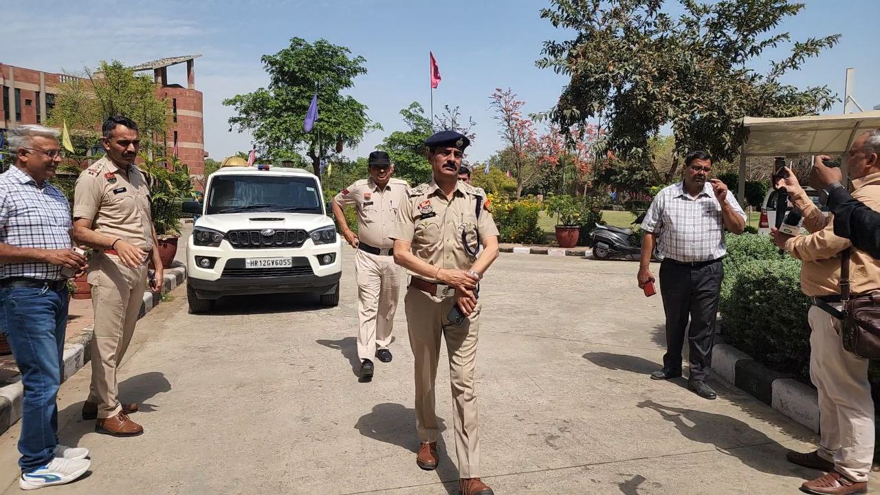 27आरटीके4 : विश्वविद्यालय में मामले की जांच के लिए पहुंचे पुलिस के आला अधिकारी --------- 27आरटीके4 : विश्वविद्यालय में मामले की जांच के लिए पहुंचे पुलिस के आला अधिकारी ---------
