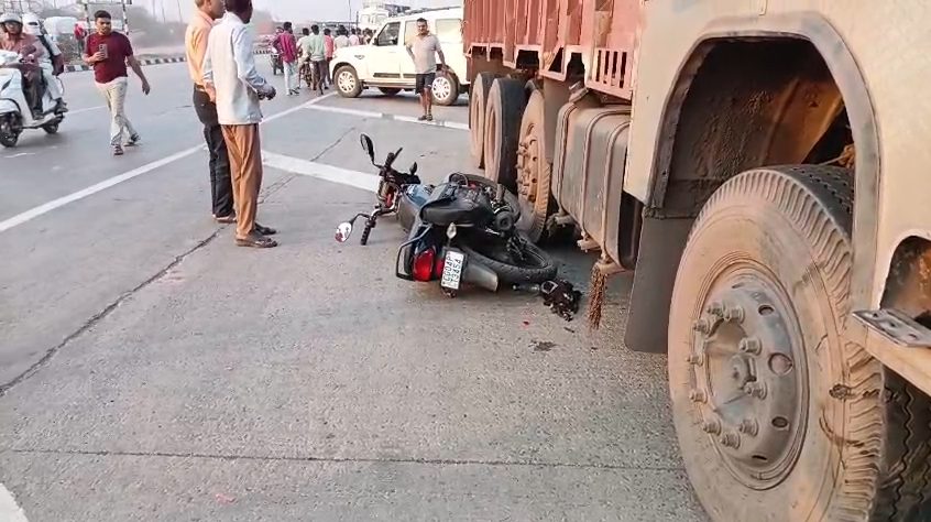 तेज रफ्तार ट्रक ने बाइक को जोरदार टक्कर मारी तेज रफ्तार ट्रक ने बाइक को जोरदार टक्कर मारी