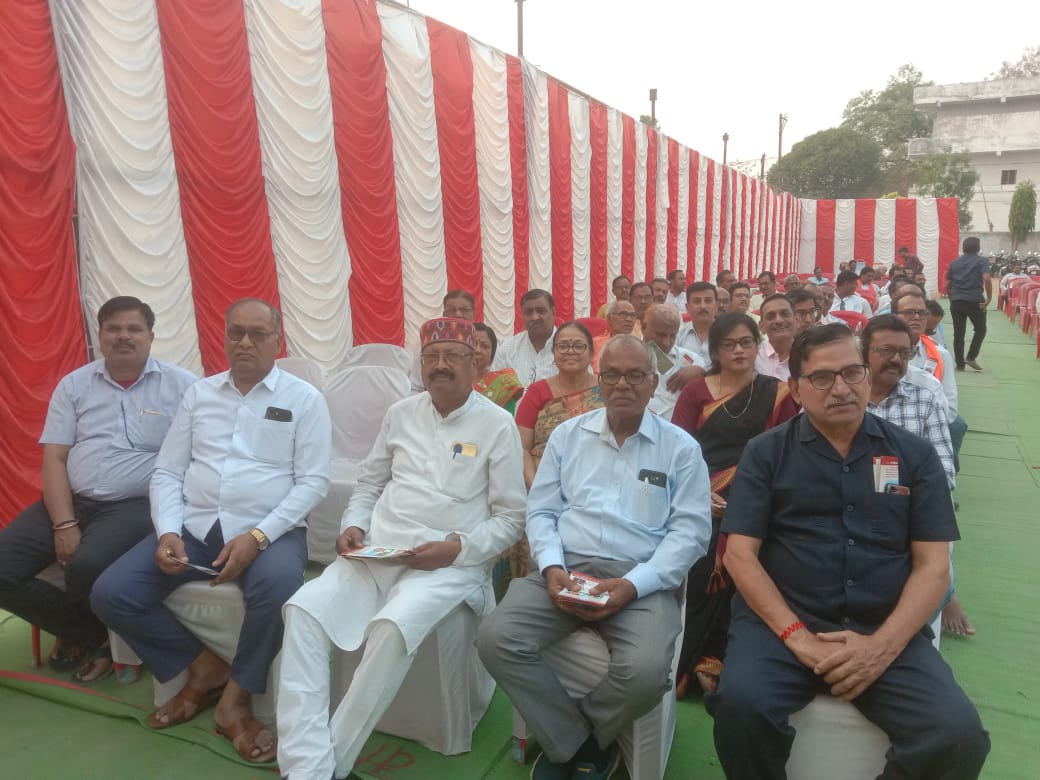 नूतन स्कूल में आयोजित कार्यक्रम में उपस्थित लोग। नूतन स्कूल में आयोजित कार्यक्रम में उपस्थित लोग।