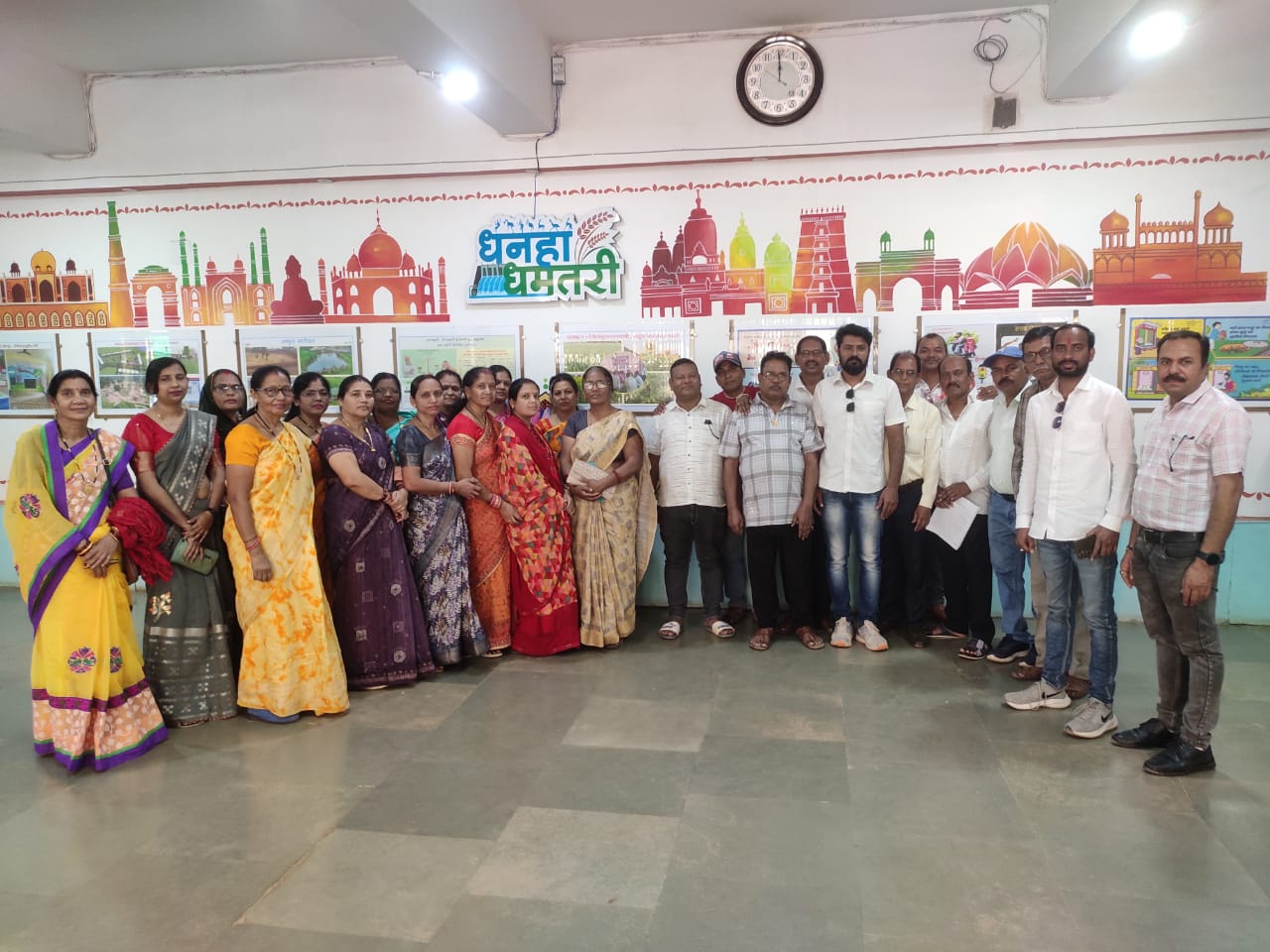 कलेक्ट्रेट कार्यालय परिसर में समूह में खड़े हुए सोरिद वार्ड के रहवासी। कलेक्ट्रेट कार्यालय परिसर में समूह में खड़े हुए सोरिद वार्ड के रहवासी।