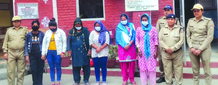 पुलिस गिरफ्त में आरोपित पुलिस गिरफ्त में आरोपित