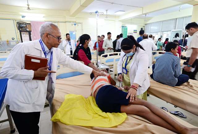विषाक्त भोजन करने से बीमार बच्चों का लोकबंधु अस्पताल में उपचार करते चिकित्सक (फोटो— सुशील) विषाक्त भोजन करने से बीमार बच्चों का लोकबंधु अस्पताल में उपचार करते चिकित्सक (फोटो— सुशील)