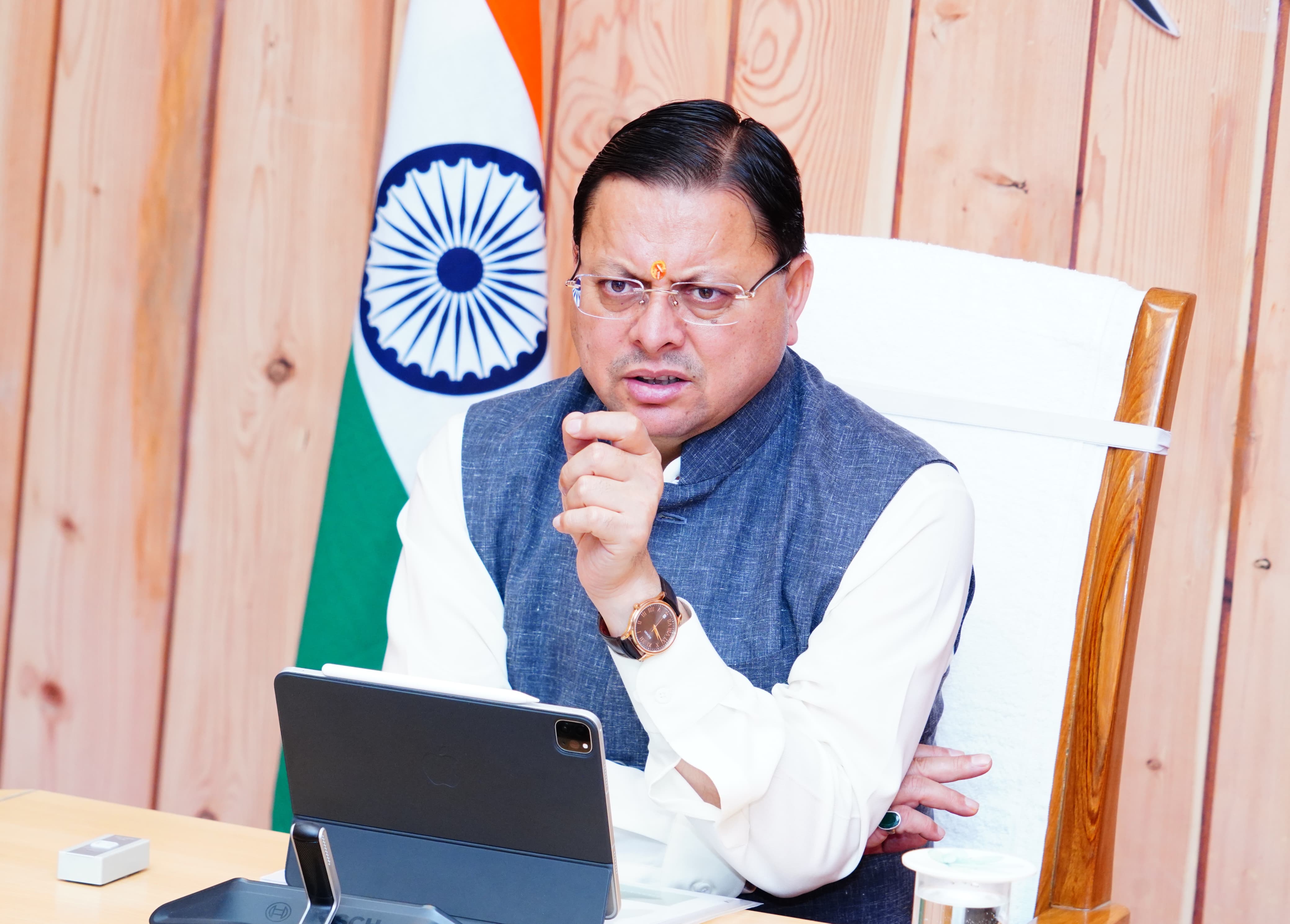 मुख्यमंत्री पुष्कर सिंह धामी मुख्यमंत्री आवास में बैठक लेते। मुख्यमंत्री पुष्कर सिंह धामी मुख्यमंत्री आवास में बैठक लेते।