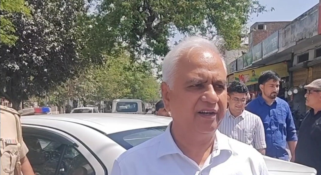 गेहूं खरीद के बारे में जानकारी देते कमिश्नर गेहूं खरीद के बारे में जानकारी देते कमिश्नर