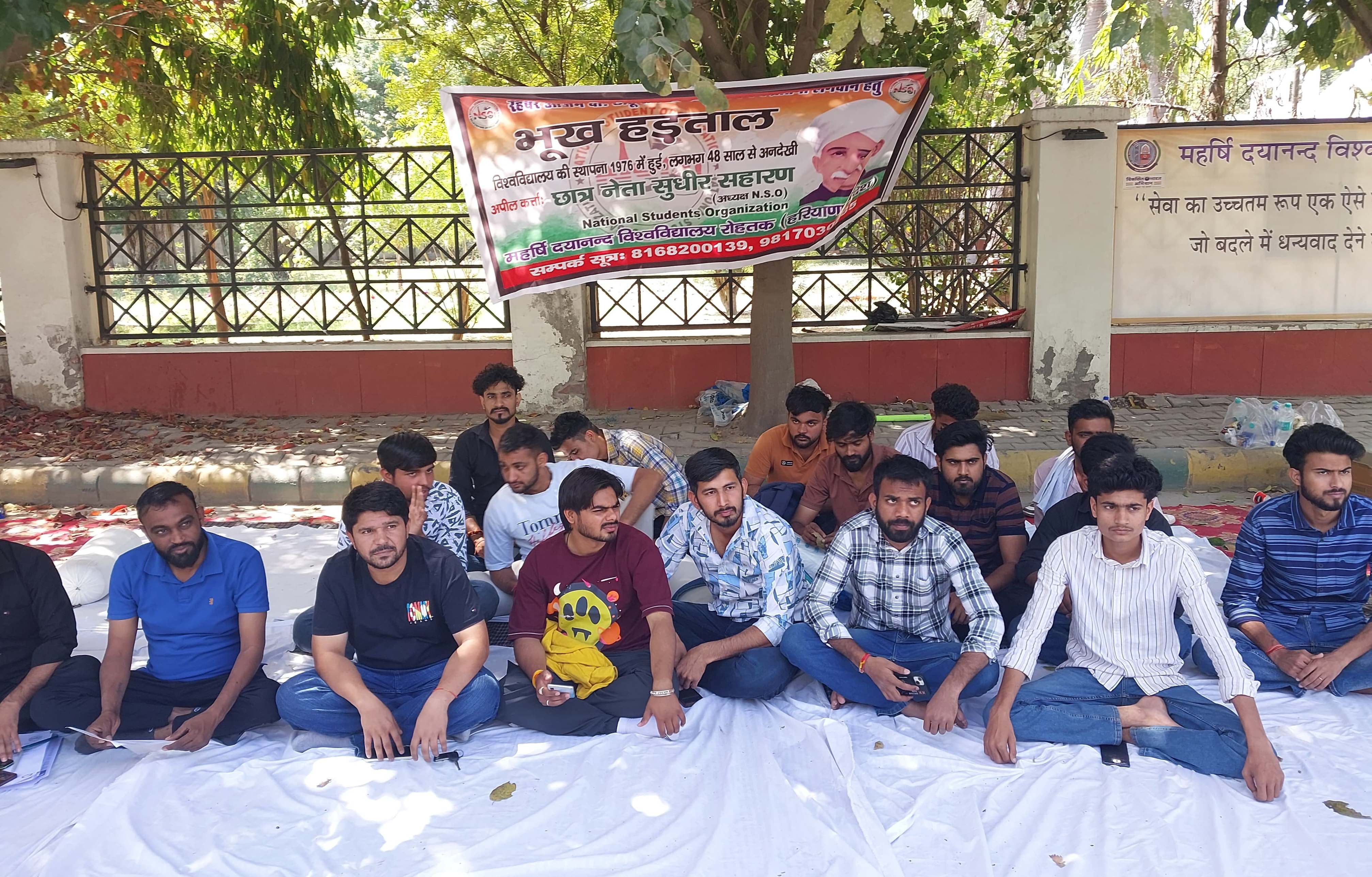 फोटो कैप्शन 28आरटीके1 : एमडीयू कैम्पस में चौधरी छोटूराम की प्रतिमा लगवाने की मांग को लेकर धरने पर बैठे विभिन्न छात्र संगठनों के सदस्य फोटो कैप्शन 28आरटीके1 : एमडीयू कैम्पस में चौधरी छोटूराम की प्रतिमा लगवाने की मांग को लेकर धरने पर बैठे विभिन्न छात्र संगठनों के सदस्य