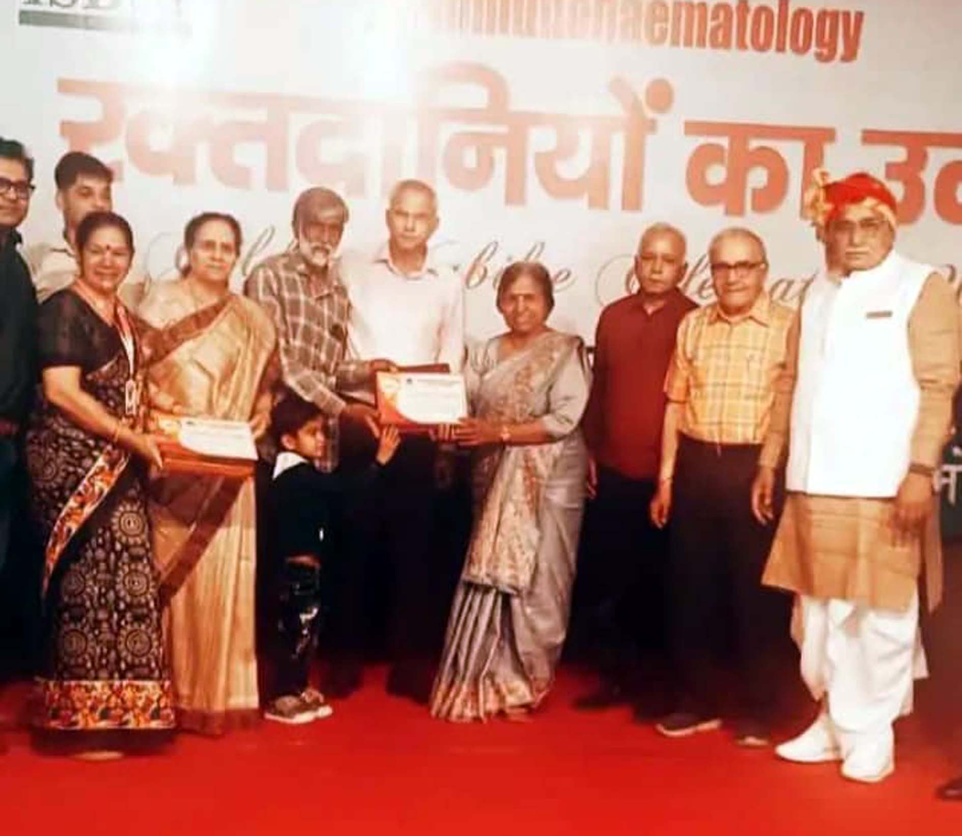 रक्तदान करने वालों को सम्मानित करते डॉ. युद्धवीर ख्यालिया। रक्तदान करने वालों को सम्मानित करते डॉ. युद्धवीर ख्यालिया।