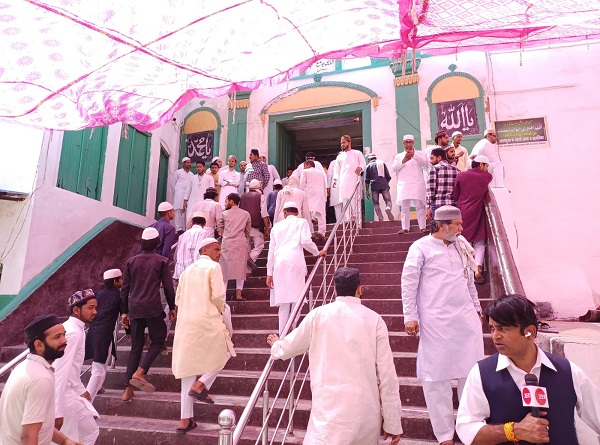 नमाज पढ़करशाही मस्जिद से पढ़कर बाहर निकलते नमाजी नमाज पढ़करशाही मस्जिद से पढ़कर बाहर निकलते नमाजी