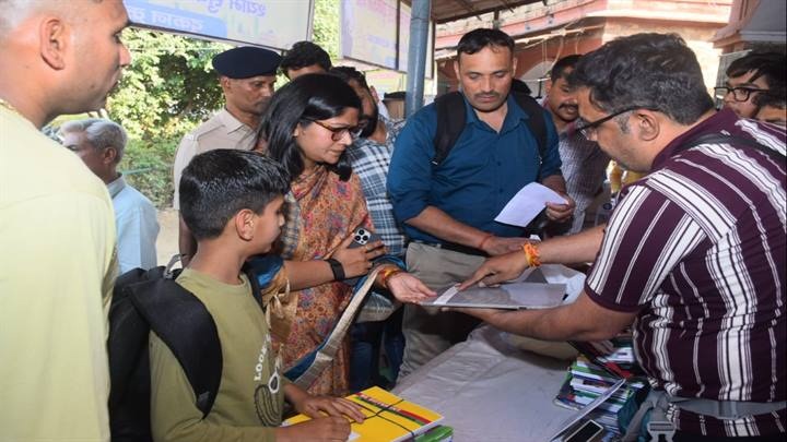 कलेक्टर ने पुस्तक मेले का निरीक्षण कलेक्टर ने पुस्तक मेले का निरीक्षण