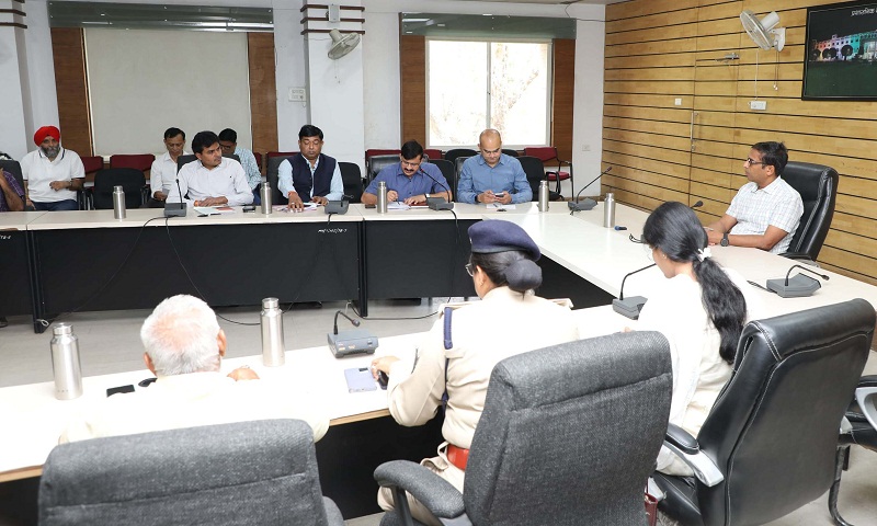 कलेक्टर आशीष सिंह ने बस ऑपरेटरों की ली बैठक कलेक्टर आशीष सिंह ने बस ऑपरेटरों की ली बैठक